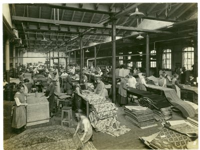 De afwerkingsruimte, Axminster afdeling, tapijtfabriek, 1923 door English Photographer